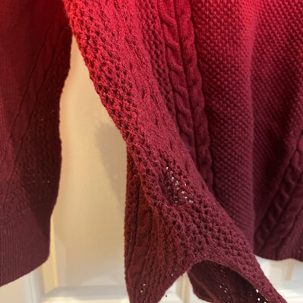 American Eagle red ombré cable knit long sleeve sweater.
